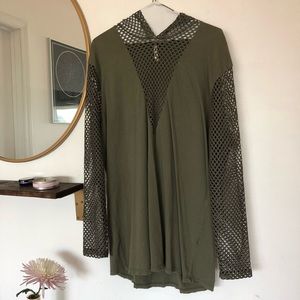 EMMA & SAM Top with Mesh V-neck and Sleeves